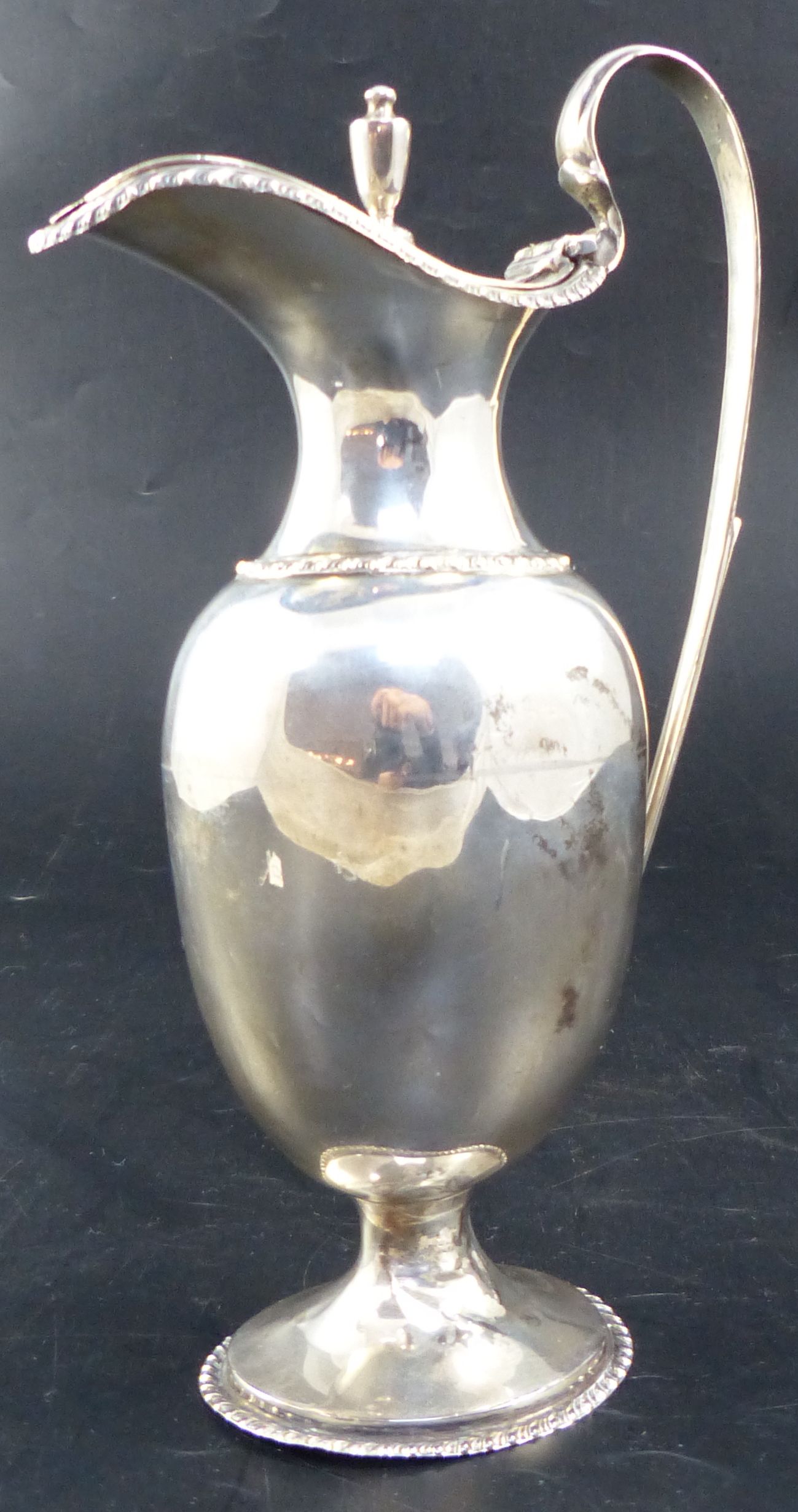 A George V silver pedestal ewer, 21.6cm, 9oz (a.f.)